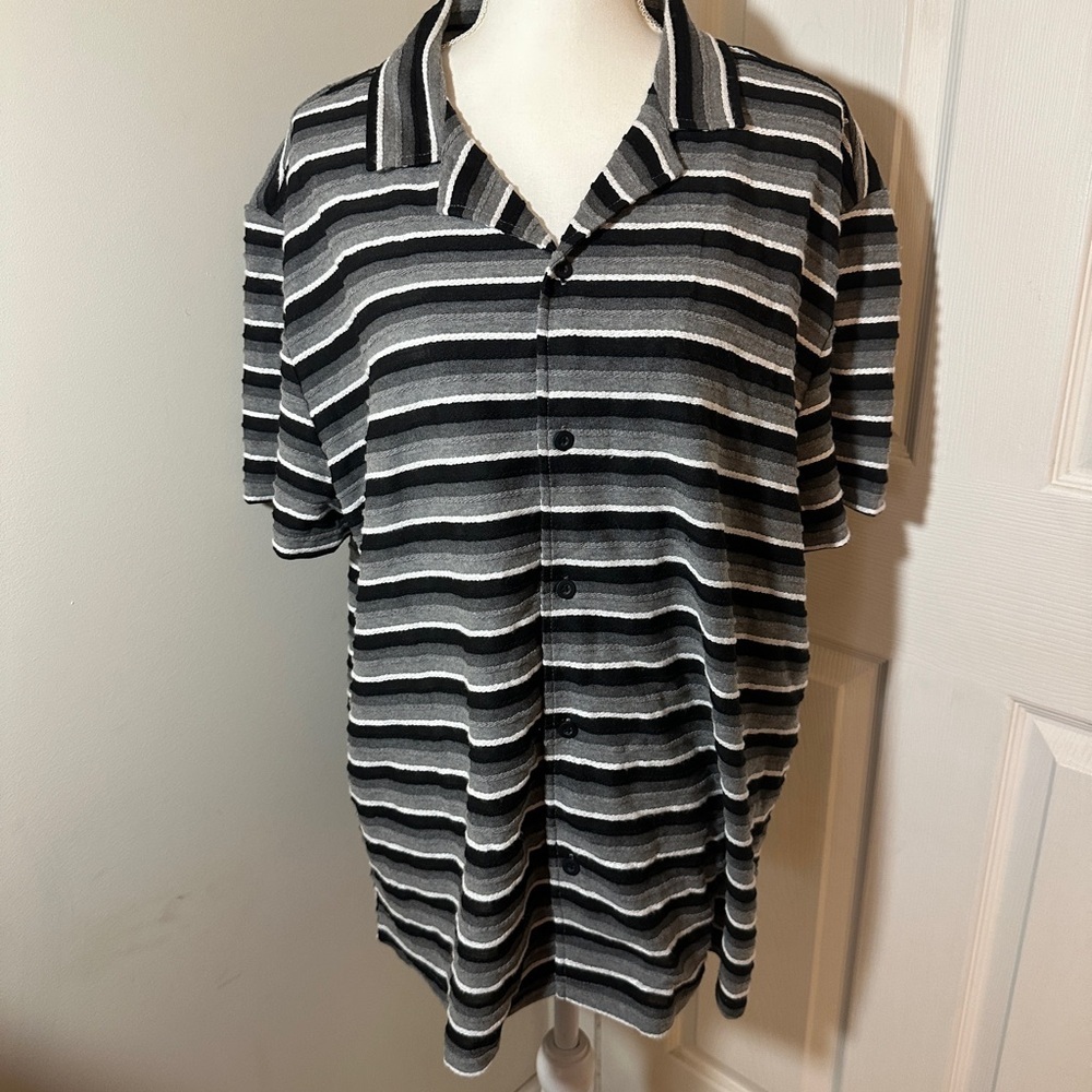 NWT - Forever 21 Men’s Short Sleeve Shirt.